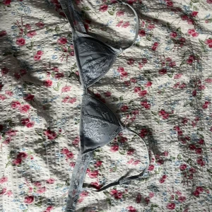 Ljusblå bh med spetsdetaljer - Aldrig använd då den var för liten. A-cup.        Snygg ljusblå bh med tunna axelband och fina spetsdetaljer. Bh:n har justerbara band och hakknäppning i ryggen. 