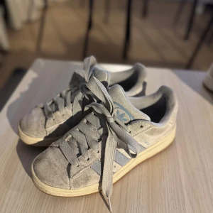 Campus 00s Skor - I storlek 38. Bra skick, använda några gånger. Nypris: 1449kr🩷