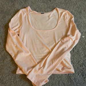 Ljusrosa långärmad topp från SHEIN - Säljer en ljusrosa långärmad topp från SHEIN med rundad, djup urringning. Tunn och mjuk i materialet