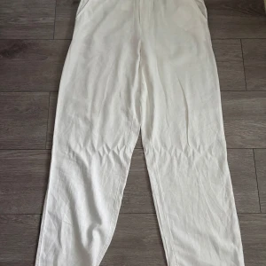 Vita Linnebyxor - Nästan helt nya vita linnebyxor från Ryvls i strlk S.                    Priset går att diskuteras och skriv vid frågor!