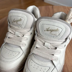 Vita sneakers från Axel Arigato strl 37 - Skorna är helt som nya, använda kanske 5 gånger men säljer då dem inte är i min stil längre, snöret är lite rosa då jag har spillt lite dricka på, går säkert att tvätta bort (kolla bild 1). Det är inget som syns. Pris går att diskutera vid snabbt köp.🫶🏼