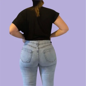 Ljusblåa bootcut jeans, Lågmidjade - Snygga ljusblå bootcut jeans. Midwaist/low Waist. Aldrig använda endast testade då de är lite tighta för mig. Jag är 1,62 m🥰 (5)