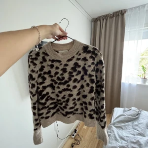 Mönstrad stickad tröja - En fin mönstrad stickad tröja från hm som tyvärr inte kommer till användning längre. Inga defekter alls, skriv vid frågor eller liknande💕