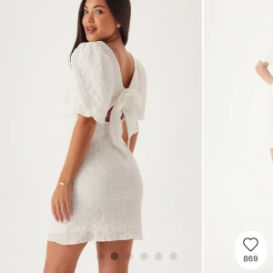 Vit kort klänning med rosett från Bubbleroom - Perfekt till studenten, midsommar eller någon annan tillställning! Prislappen är kvar och klänningen är aldrig använd. Köptes för 699 kr men säljer för 500.