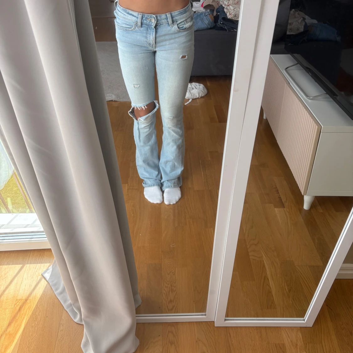 Ljusblå låga jeans med hål