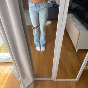 Ljusblå låga jeans med hål - Jättefina lågmidjade jeans med egengjorda hål💕💕