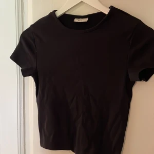 T shirt  - En basic svart t shirt ifrån Gina Tricot i storlek S. Har även en i rosa och vit oxå om nån är intresserad.