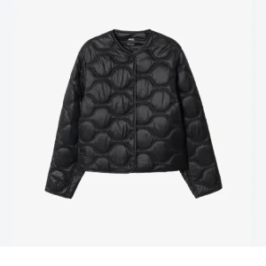 Svart jacka  - säljer denna supersnygga och populära jacka från mango❣️perfekt nu till skolstarten och hösten💕 köpte jackan av en tjej på plick för något år sedan! 🙏🏼🙏🏼