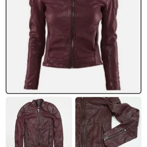 Vinröd skinnjacka från H&M - Dragon Tattoo - Snygg vinröd bikerjacka i läder, med vadderade detaljer på axlar och armbågar. Jackan har dragkedja framtill, ståkrage med tryckknapp och dragkedjor vid ärmsluten. Från Dragon Tattoo collection by Trish Summerville, H&M, 2011. Katt finns i hemmet.