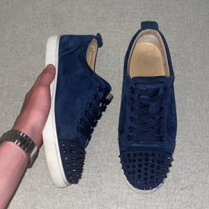 Christian Louboutin Navy  - Nypris 10.000 kr! Inga scambud såklart är dem äkta bevis finns. Skriv vid frågor