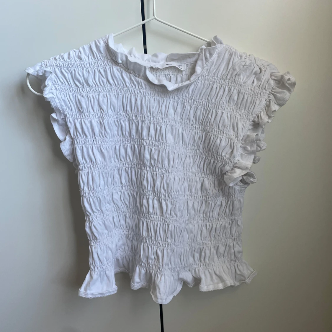 Vit smockad blus med volang från Mango - 1