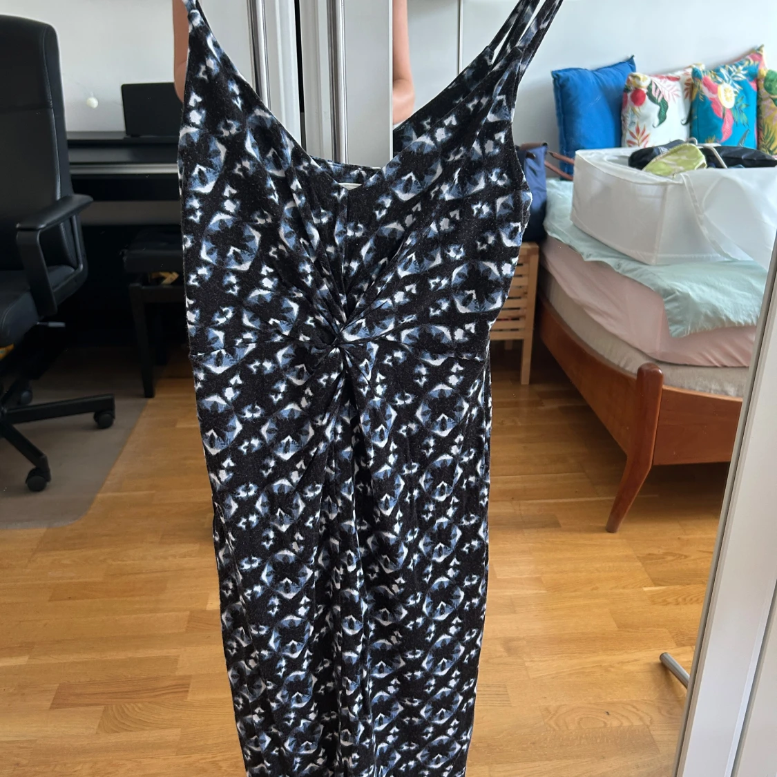 Svart och blå mönstrad långklänning H&M