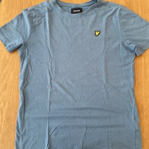 Blå t-shirt från Lyle & Scott - Snygg blå t-shirt från Lyle & Scott 