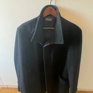 Stilren och elegant svart rock! - Mycket snygg, stilren och elegant svart rock för höstens äventyr!   Storlek: 54  Titta gärna även på mina andra annonser med jackor, samfrakt kan ordnas!