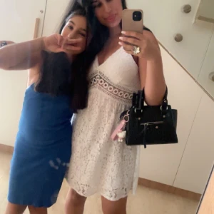 Vit spetsklänning med snörning öppne rygg  - Köpte klänningen i en butik i Kroatien. Använde den 3 gånger är lite för stor nu. Inga skador super snygg till semester 