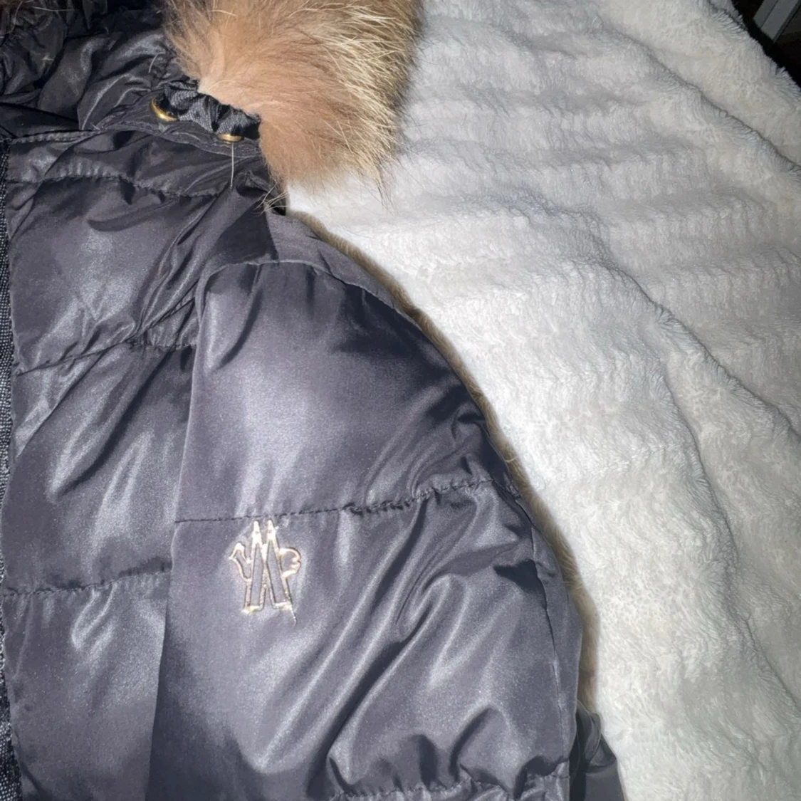 Svart dunjacka med päls från Moncler