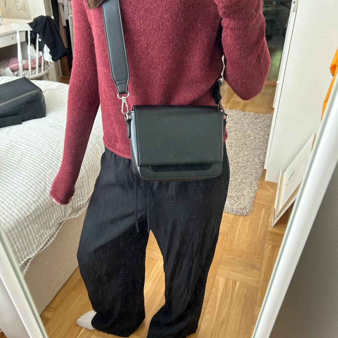 Svart axelväska från Carin Wester