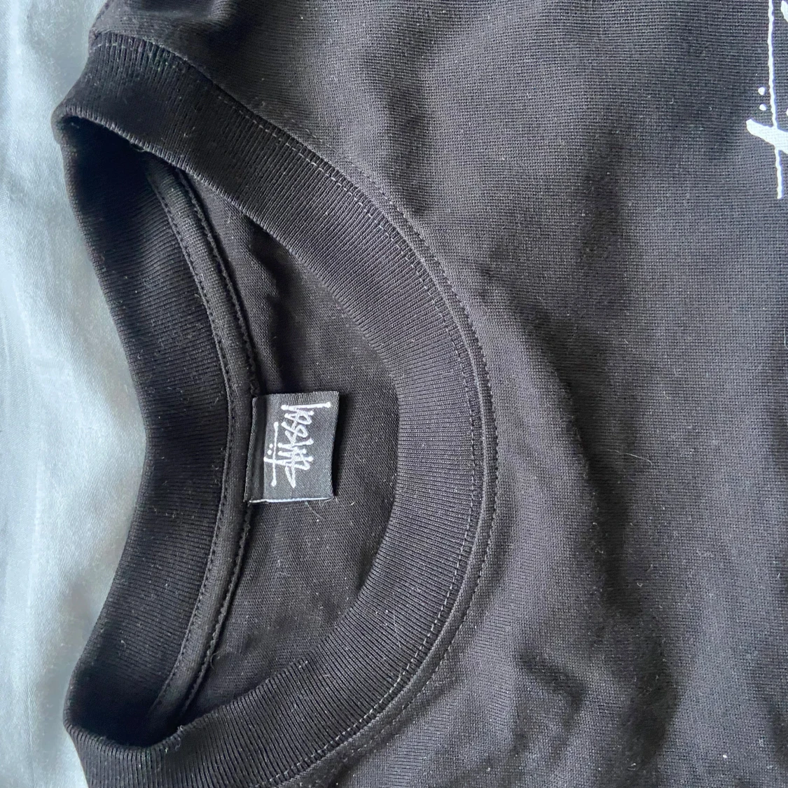 Svart Stüssy t-shirt med blommor - 2