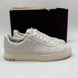 VALENTINO FLYCREWS - Valentino flycrew sneakers - Skick:  9,5/10 - Tillbehör: Box, dustbag, kort - Storlek 43 men sitter som 44 - Nypris ca 7700kr - Alla nitar är kvar - deluxecloset