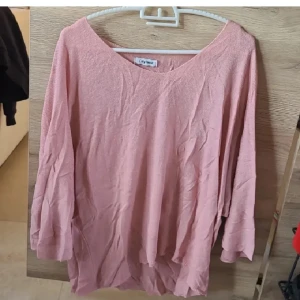 Tunn ljusrosa tröja - Ljusrosa jättemjuk och tunn tröja från Cosy House i storlek M/L (oversized) så passar även XL. Passar perfekt med ett linne eller bikini under som solskydd eller när det är varmt. Använd ca 1 eller 2 ggr.