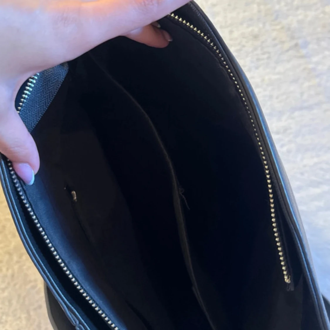 Svart axelväska i imitation av skinn med spänne - 1