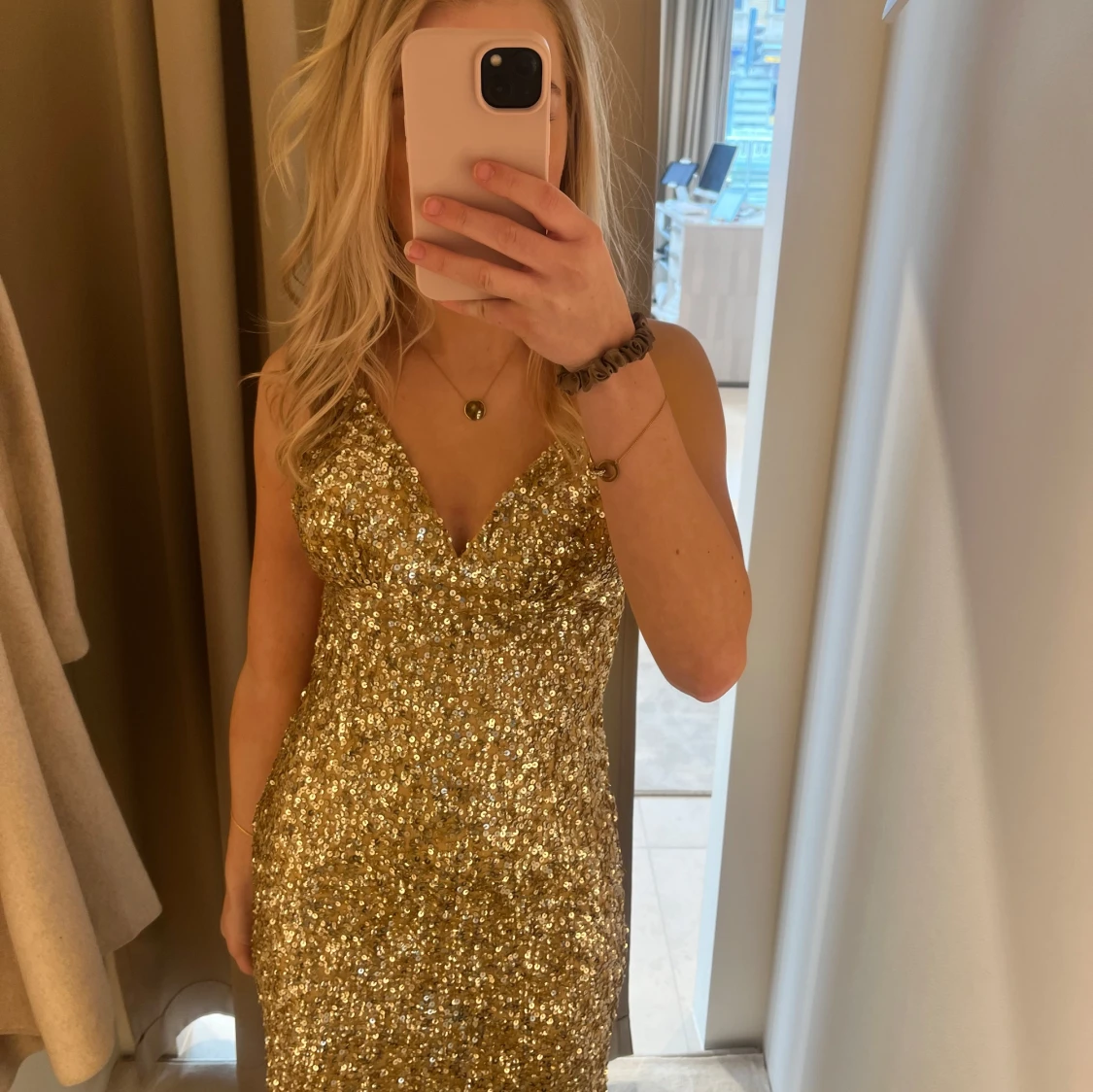 Guldig glittrig balklänning med öppen rygg - 4
