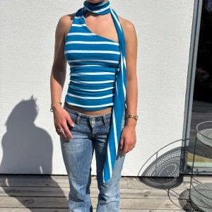 Blå trendig topp  - Scarftopp sydd i ett stretchigt tyg i blått och vitt. Toppen är egensydd av mig och passar runt s. Ställ gärna frågor! 🌸🩷