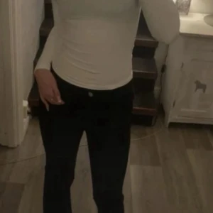 Vit urringad tröja - Säljer denna urringade långärmad vit tajta tröjan som formar kroppen mycket fint. Jag säljer på grund av att tröjan inte kommer till användning och är inte min stil längre. Tröjan är använd fåtal gånger då jag hade sagt runt 1-3 gånger men i mycket bra skick iallafall.