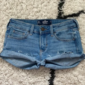 Lowwaist Hollister shorts - Jätte Snygga lågmidjde jeansshorts från Hollister, midjemåttet 34cm rakt över de har stretchigt jeansmaterial så de passar mig som vanligt viss har 37cm.