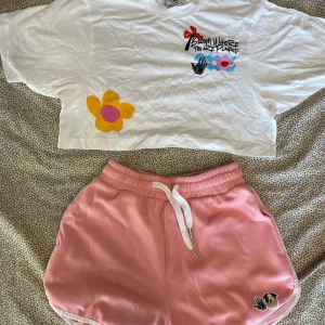 Rosa shorts från Body Glove med snörning - Säljer detta set. Skulle säga att storleken egentligen passar som XS, eftersom detta set är från Thailand.  Skriv vid frågor❤️
