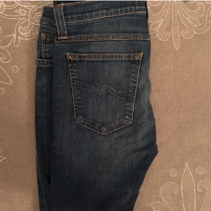Nudie slim jeans  - Nudie slim jeans | Mörkblå | 9,5/10 skick | Storlek: W28, L32 | Nypris: 1800kr | Vårt pris: 350kr | Pris går att diskutera |