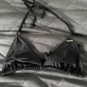 Bikini  - Fin bikiniöverdel som jag tyvärr ej vet storlek eller vart den är ifrån pga lappen är borta. Men skulle tro att den passar en xs