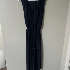 Marinblå långklänning från H&M - Säljer en marinblå långklänning från H&M i storlek XS. Använt en gång på ett bröllop, passar även xxs 