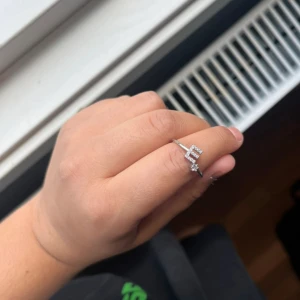 Ring  - Silver ring med bokstaven E,den är inte använd. Storlek S