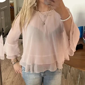 ljusrosa volang blus  - säljer denna ljusrosa volang blusen köpte för länge sen på h&m i storlek 158/164 ❣️ inga defekter, passar xxs/xs, 