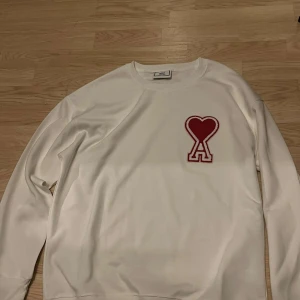 Vit Ami tröja   stl: M - Vit Tröja från Ami, den är helt ny. Inte använt den en enda gång. Tröjan är i storlek M