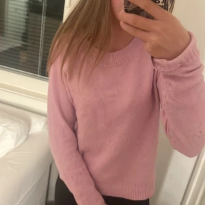 Ljusrosa stickad tröja - Ljusrosa stickad tröja i bra form, använd fåtal gånger och säljs då den inte kommer till användning.🤩