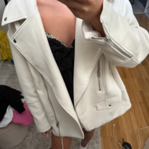 Höst Kappa - Trendig beige kappa nu till hösten. Säljs ej längre så väldigt eftertraktad🍂Helt ny aldrig använd har bara hängt då jag har massor av andra jackor🤍