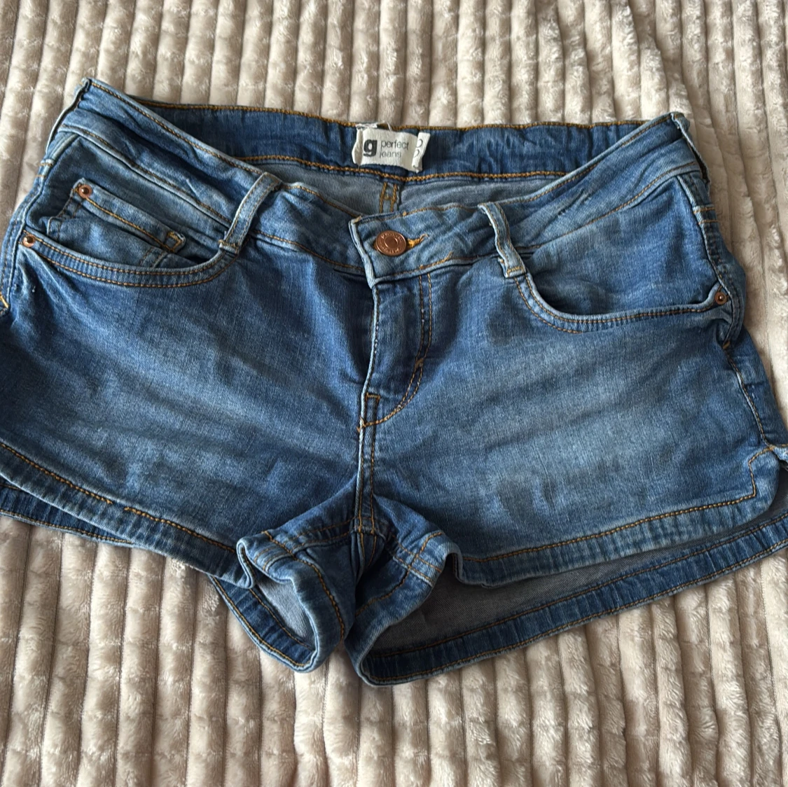 Blå jeansshorts från Gina Tricot