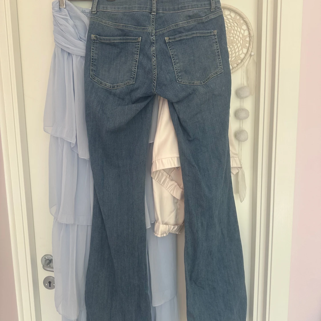 Blå bootcut jeans med fickdetaljer från Nelly  - 4