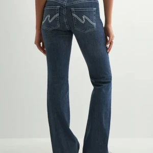 Blå bootcut jeans med broderade fickor - Snygga jeana från Nelly, jättebra skick förutom där vid hälen. Kolla bilder. Annars är det inga fler tecken på användning. Original pris 699kr