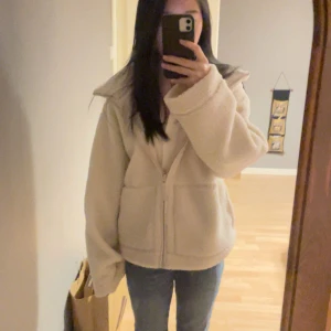 Beige teddyjacka  - Jätte mysig teddyjacka från HM i storlek M som passar också XS och S som oversized jacka❤️‍🔥❤️‍🔥Det finns inga syn på knottror😊