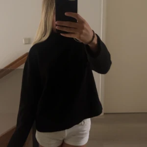 Stickad med hög krage  - Helt ny tröja med hög krage! Helt oanvänd då jag tänkt lämna tillbaka den men hann ej. 🩷storlek xs/s