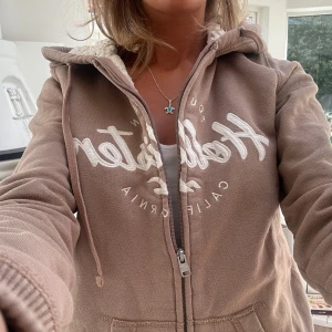 Hollister zip med foder - Zip med foder i storlek XS från Hollister. Tröjan bedöms vara använd men fortfarande i gott skick. Jag skickar inom 24h. Se liknande zip i min profil! F37