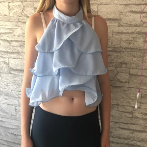 Halterneck topp - Luftigt material, lappen är kvar, ej använd