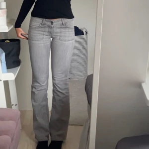 Grå bootcut jeans med låg midja - Jättesnygga gråa bootcut jeans!! Knappt använda och i superbra skick, passar bra i längden🤍🤍🤍