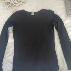 Svart långärmad tröja från Lindex - En enkel svart långärmad tröja från Lindex