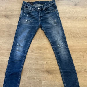 Dondup george - Tja säljer dessa Dondup George med riktigt feta slitningar. Storleken är 31 och säljer pga för små för mig. Skicket är i topklass, inga defekter alls. Säljer för 899 kr, skriv för frågor och funderingar! Pris ej hugget i sten!