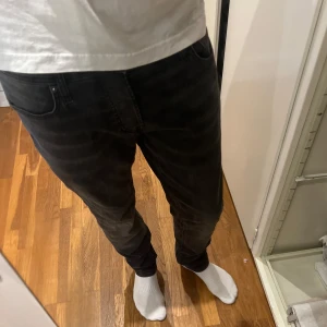 Svarta slim jeans Jack & Jones 33/32 - Säljer ett par svarta slim fit jeans från Jack & Jones i modellen Glenn. Jeansen har klassisk femficksdesign, snygg tvättad look och är tillverkade i stretchig denim för extra komfort. Perfekta för dig som gillar en smalare passform. Bara att skriva om du har frågor!