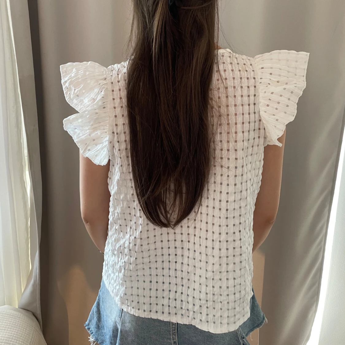 Vit blus med volangärmar - 1